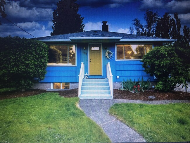 Upstairs unit (studio below with separate occupant) - 1408 West Ave House