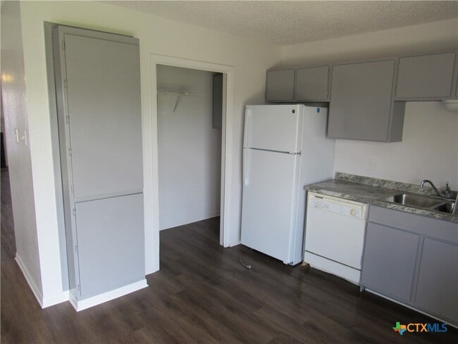 Building Photo - 2603 Bermuda Dr Unit D