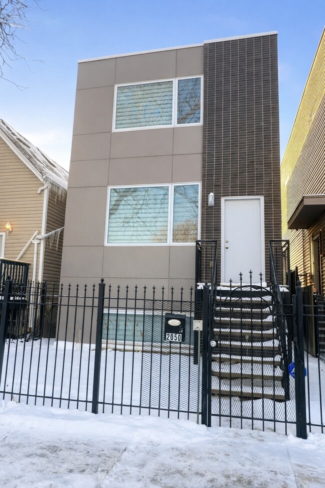 Building Photo - 2050 N Hamlin Ave