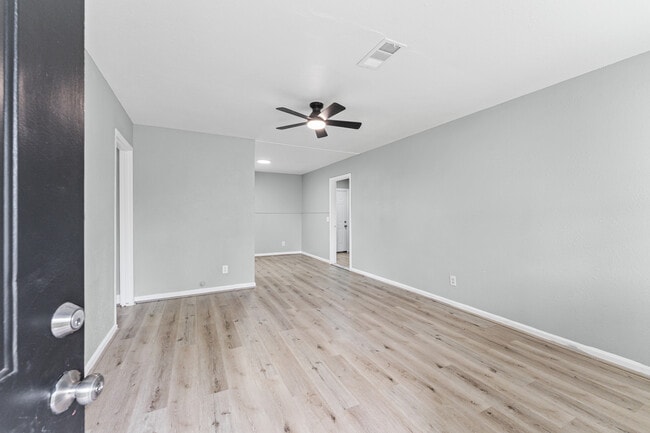 Photo - 721 Champs St