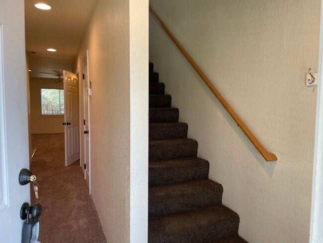 Photo - Very Nice 3 Bedroom 2.5 Bathroom Townhome ...