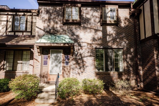 Photo - Beautiful Condo for Rent - Appliances included, washer and dryer hook ups, one and half bath, ver...
