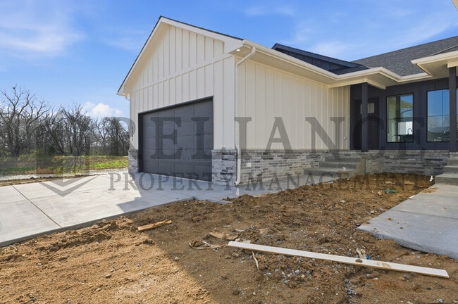Building Photo - 5241 N Pinecrest Ct