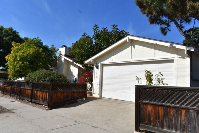 Photo - 3 bd 2 ba, House With Pool (San Carlos 92119)