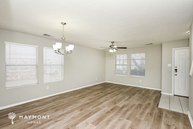 Photo - 525 Linacre Dr