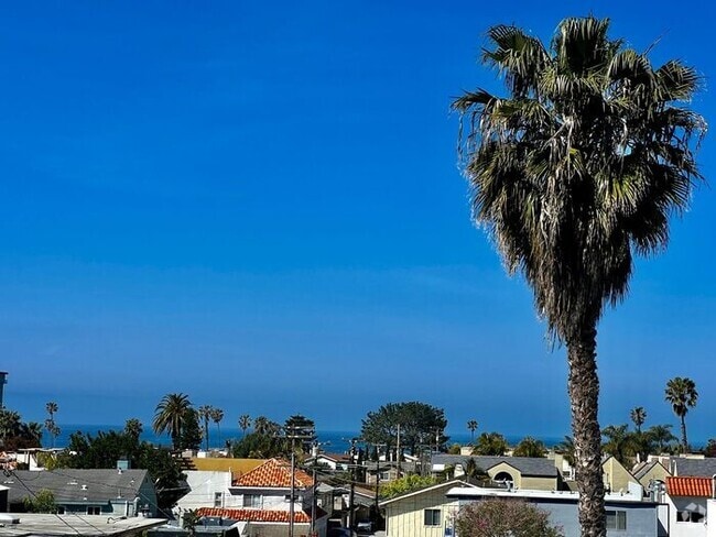 Building Photo - VIEWS VIEWS VIEWS From This Townhome With ...