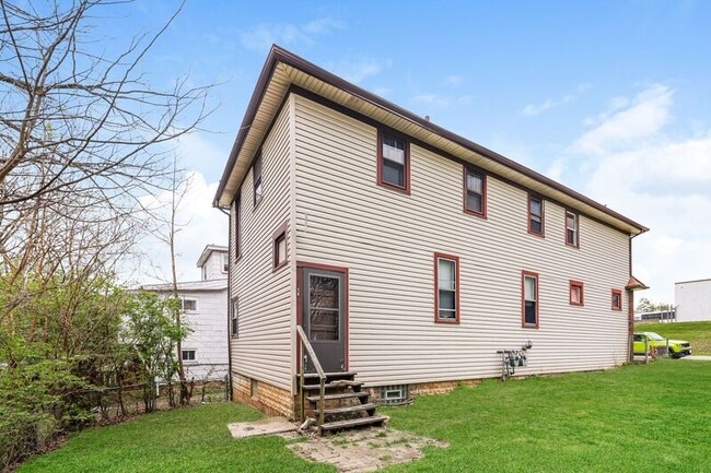 Photo - 1530 1/2 W High Street