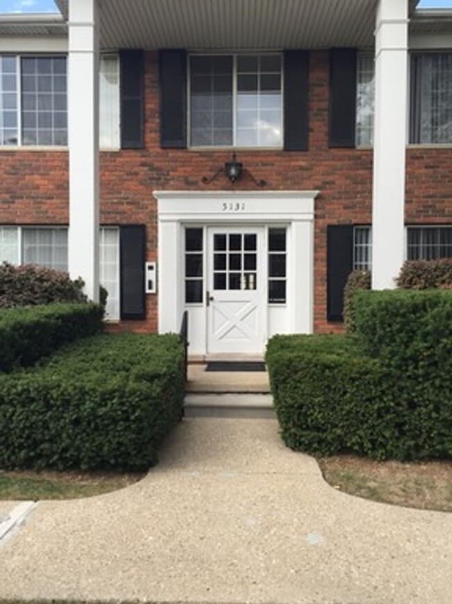 Building Photo - Royal Oak One Bedroom Apartment Unit 5131-2