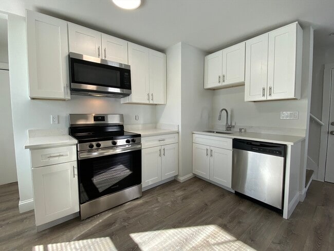 Building Photo - 38 Summer St Unit 1-Rear