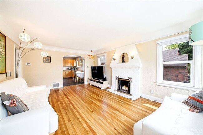 Photo - Charming 4 bed, 2 bath, fully fenced, cove...