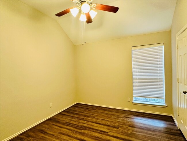 Building Photo - 5643 Walnut Glen Ln