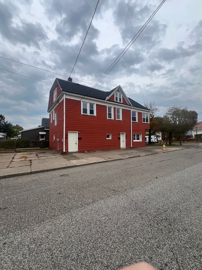 Building Photo - 330-32 PARADE Unit #1