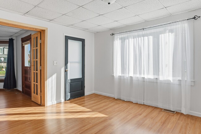 Living room - 216 W William St