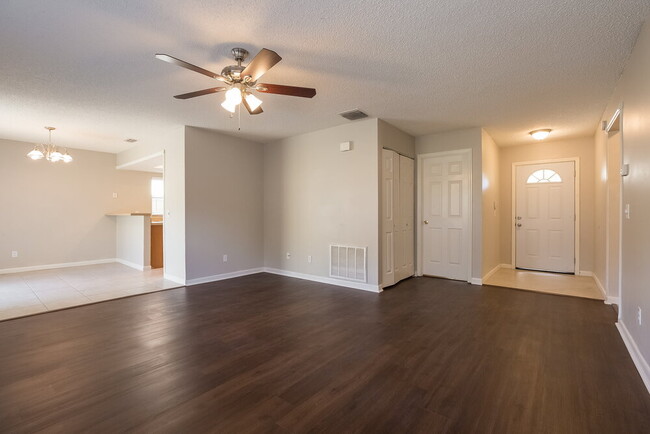 Photo - 318 Regal Park Dr