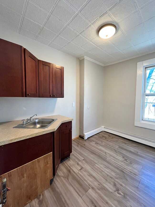 8 Sheffield St 2L - 9 Sheffield St Apartments