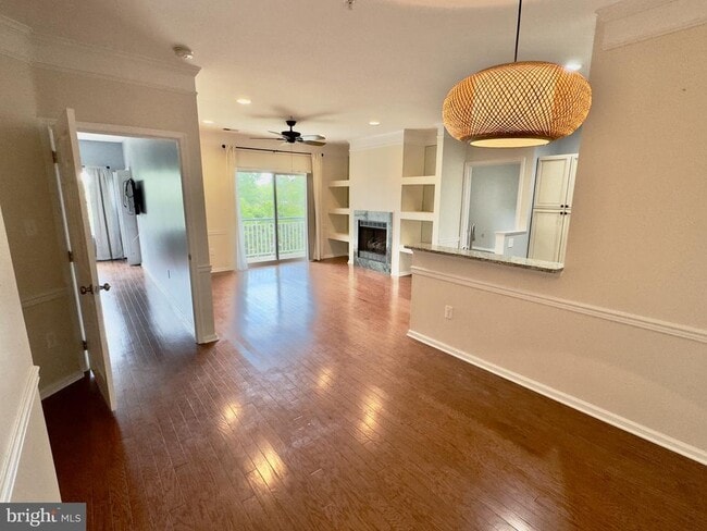 Building Photo - 6553 Grange Ln Unit 203