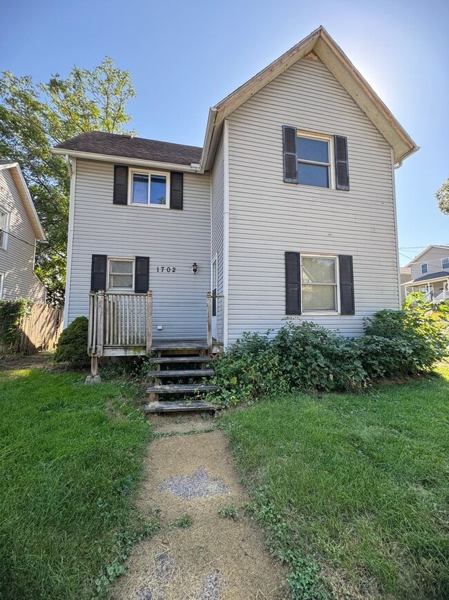 Building Photo - 3 bedroom home in Moline