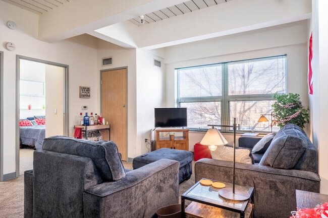 3 habitaciones, 1 baño, 903 pies cuadrados, sala de estar - Park Terrace West Apartments - Location is...