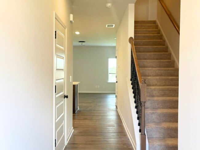 Photo - 708 Shetland Trl