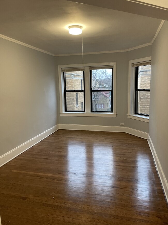 Building Photo - 7327 N Honore St Unit 3B