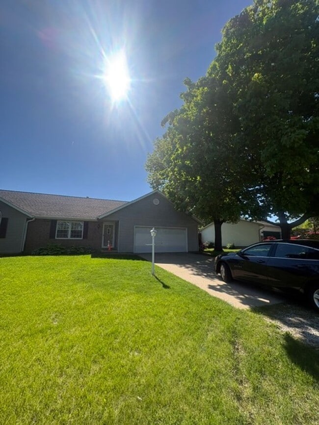 Building Photo - Single Family Home in Germantown Hills with Pool 3 BR / 4BA