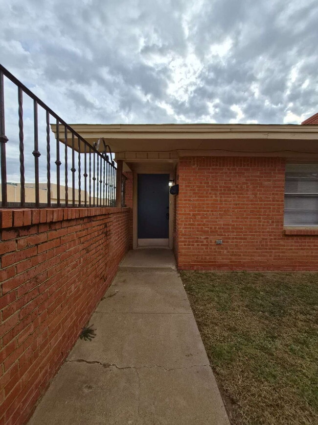 Photo - 3813 51st St