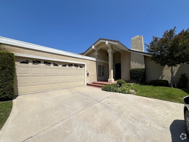 Building Photo - 3-Bedroom Single-Story Home in Valencia on...