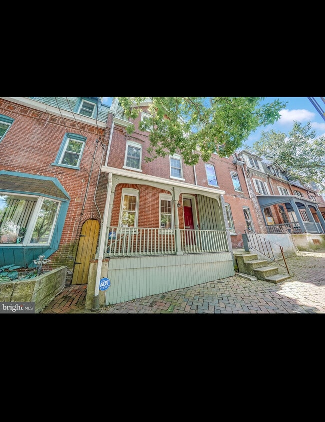 Building Photo - 816 W 9th St