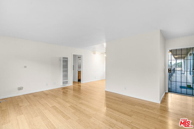 Photo - 2637 S Centinela Ave Unidad 26