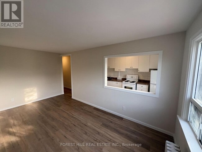 Photo - 245 Lakeshore Rd E