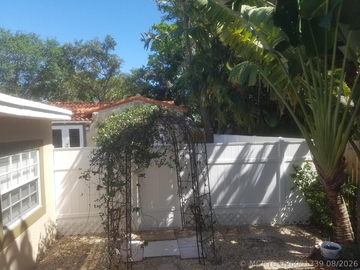 Photo - 415 NE 8th Ave