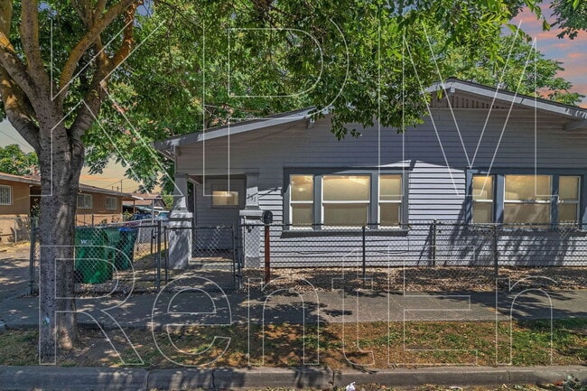 Photo - 231 E 6th St Townhome