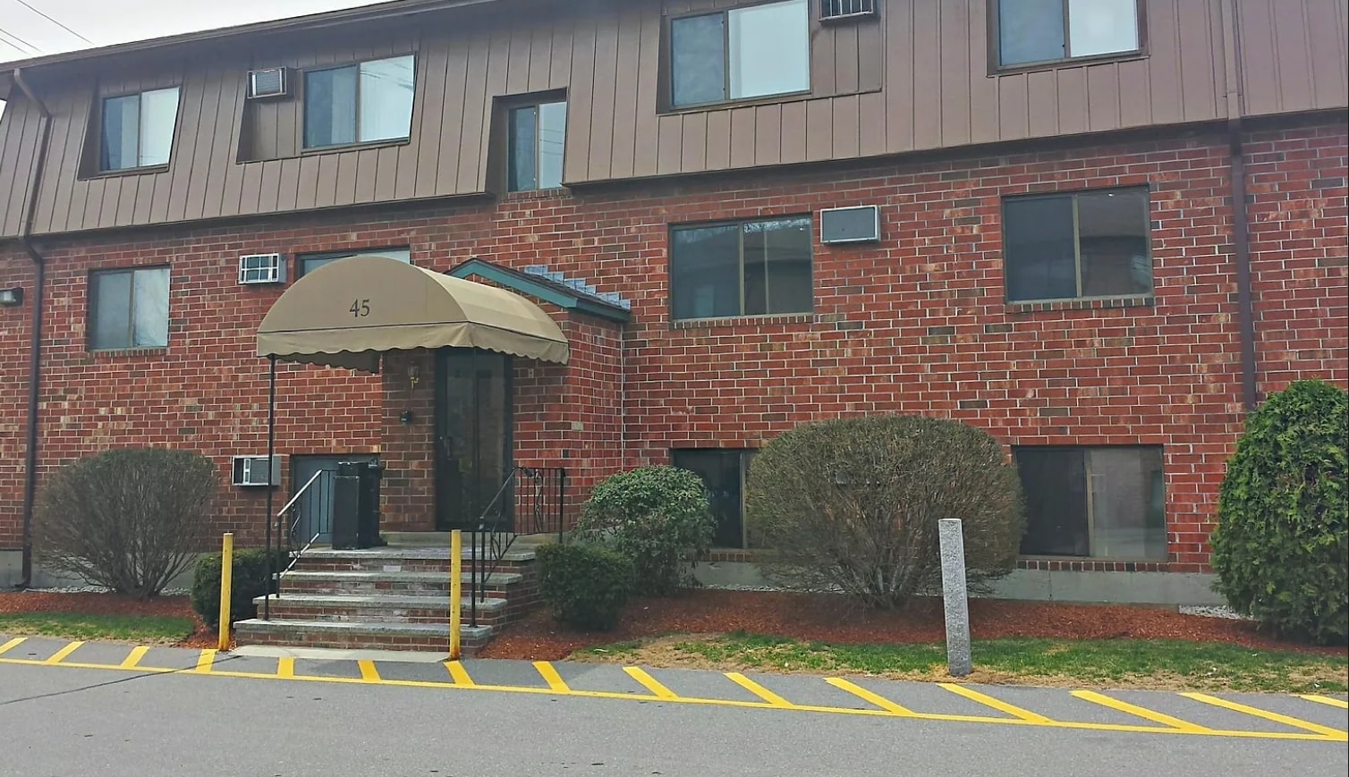 FRONT OF BUILDING - 45 Log St Unidad 1A Rental