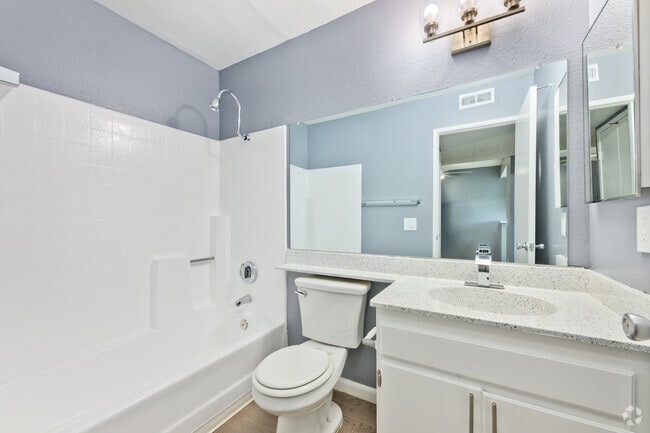 2BR, 2BA - 924SF - Second Bathroom