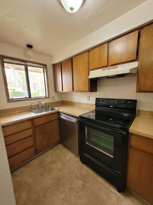 2BD, 1.5BA Townhome with Pool Access! Clos... - 2BD, 1.5BA Townhome with Pool Access! Clos...