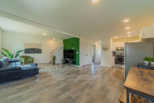 Photo - 674 N Bedford St