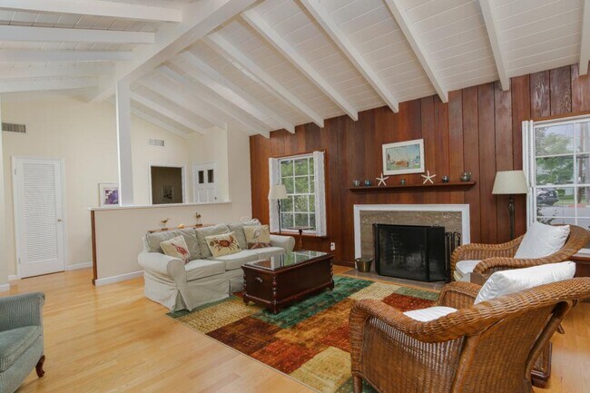 Photo - 1045 Adella Ave