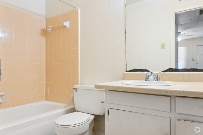 2BR, 2BA - 870SF - Primary Bathroom
