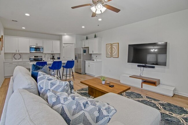 Photo - 5618 Cottage Lake Dr