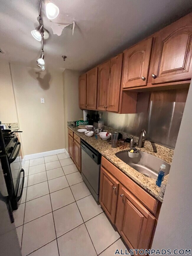 Photo - 15 N Beacon St Unidad 503