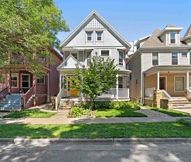 Building Photo - 322 W Wilson St Unit 2