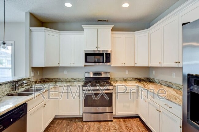 Photo - 813 Evelyn Way