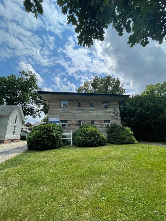 Building Photo - 913 W Church St Rental