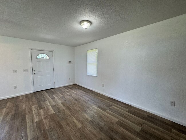 Photo - Charming 3 bedroom, 2 bath Florida Cracker-style home in Lake City