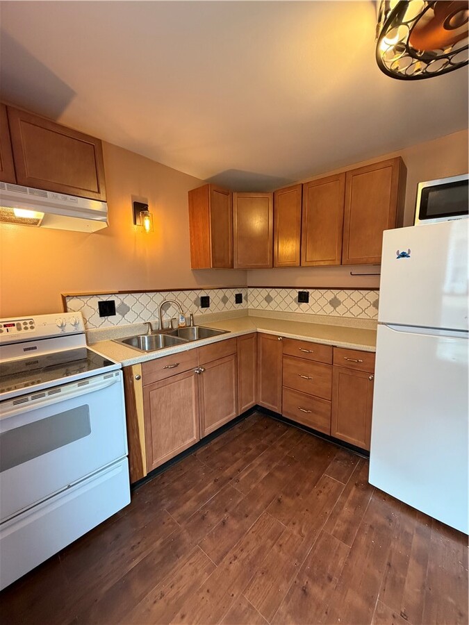 Photo - 210 W Oak Orchard St