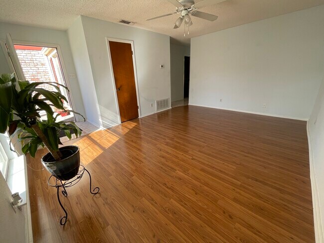 Living Area - 4911 Arbor Ridge Dr