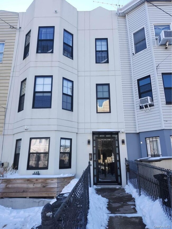 Building Photo - 1130 39th St Unit 1F