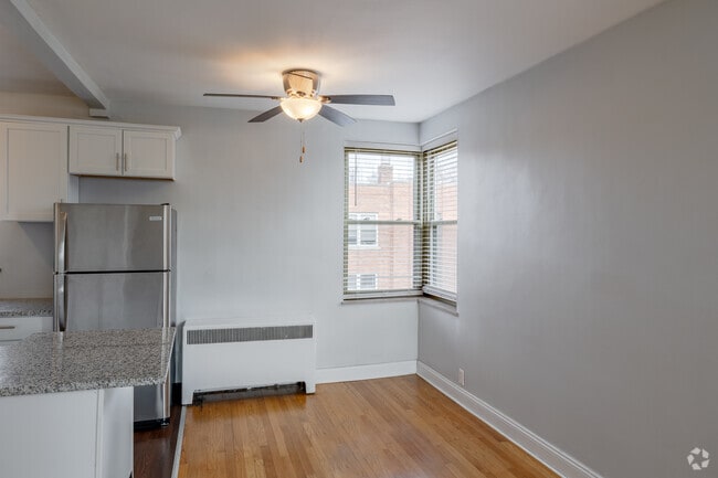 1BR, 1BA - 700SF - Dining Area.