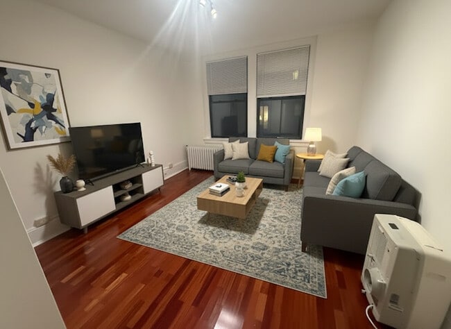 Building Photo - 1324 Locust St Unit 914-915