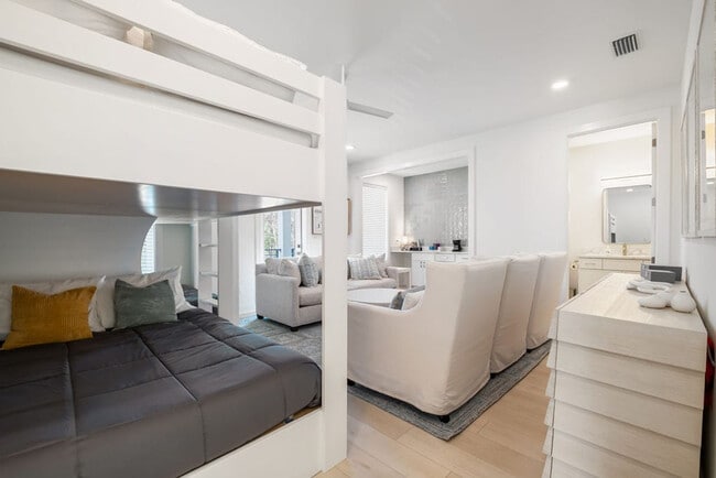 Building Photo - 31 Sarah St Unit ID1447177P